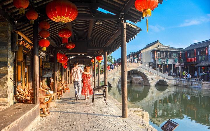 丈夫送妻儿回娘家车门一关瞬间开走 妻子:只是第一脚油门开得快